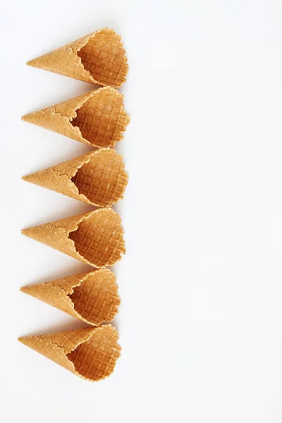 Vários cones de waffle forrado em torre, sorriso, ou mesmo linha, vie superior — Fotografia de Stock