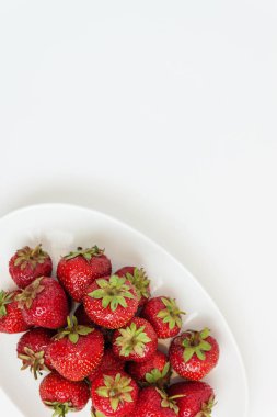 Taze sulu çilek beyaz tabak, çatal bıçak takımı ile hizmet üzerinde olduğunu