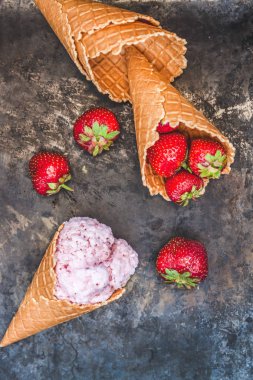 Çilekli dondurma, dondurma ve f için kaşık ile gözleme koni