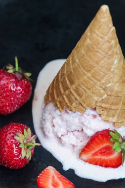 Çilekli dondurma waffle koni ters ve agains eridi