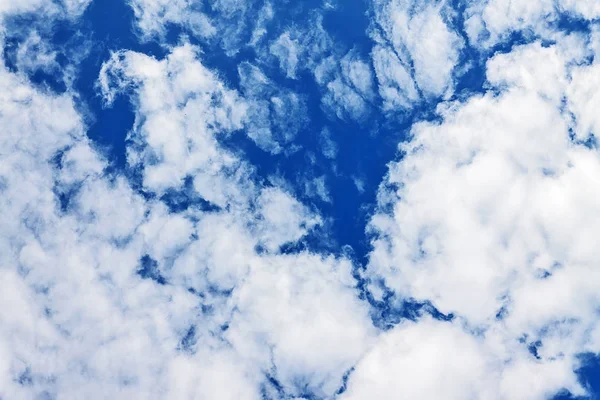 Nubes sobre un fondo azul claro del cielo — Foto de Stock