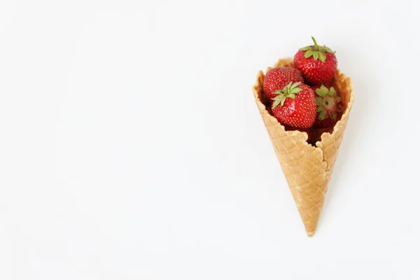 Cono de gofre con fresas frescas, vista superior, aislado en blanco — Foto de Stock