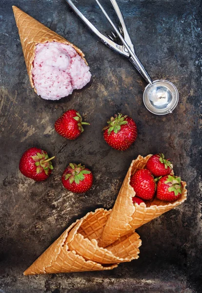 Cono de gofre con helado de fresa, cuchara para helado y f — Foto de Stock