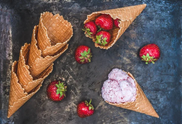 Cono de gofre con helado de fresa, cuchara para helado y f — Foto de Stock