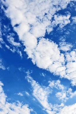 açık mavi gökyüzünde beyaz kabarık bulutlar