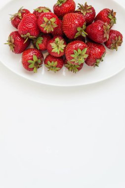 Taze sulu çilek beyaz tabak, çatal bıçak takımı ile hizmet üzerinde olduğunu