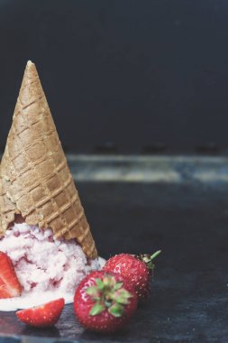 Çilekli dondurma waffle koni ters ve agains eridi