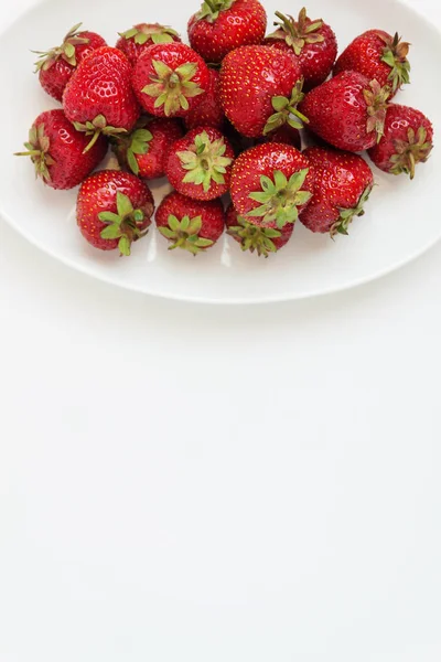 Taze sulu çilek beyaz tabak, çatal bıçak takımı ile hizmet üzerinde olduğunu