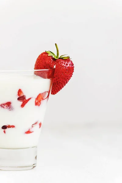 Fresa fresca en un vaso con yogur de postre y fresa l —  Fotos de Stock
