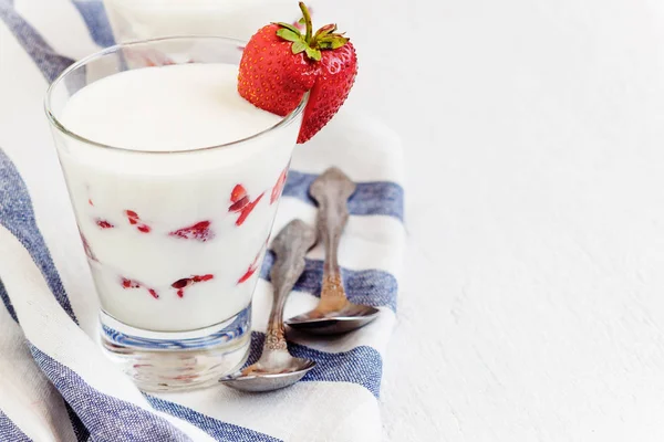 Desszert joghurt és eper rétegek egy pohár a kék csíkkal — Stock Fotó