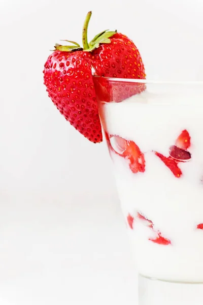 Fraise fraîche sur un verre avec yaourt au dessert et fraise l — Photo