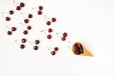 WHI üzerinde izole gözleme koni ile taze kiraz çilek, üstten görünüm