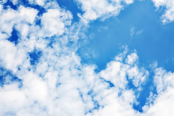 Nubes blancas y esponjosas en un cielo azul claro — Foto de Stock