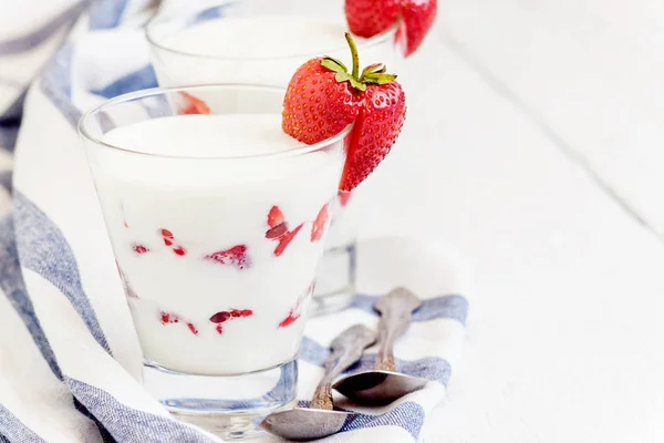 Postre yogur y capas de fresa en un vaso en una raya azul —  Fotos de Stock