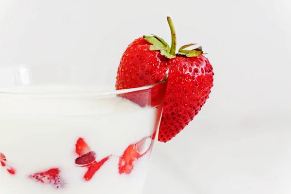 Fraise fraîche sur un verre avec yaourt au dessert et fraise l — Photo