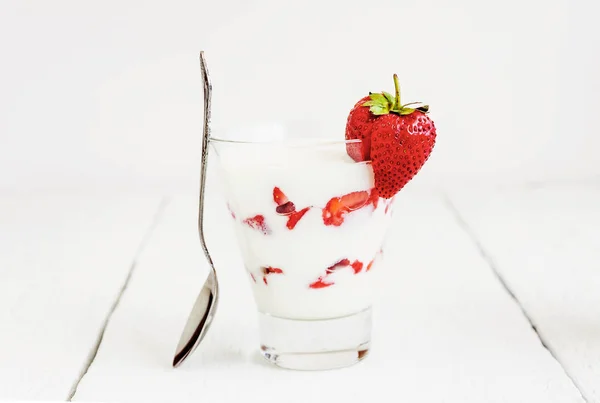 Fraise fraîche sur un verre avec yaourt au dessert et fraise l — Photo