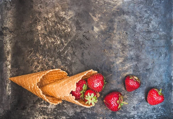 Bir gözleme koni karanlık bir eski backgrou üzerinde taze sulu çilek