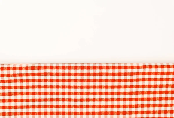 Orangefarbenes Tuch, ein Küchentuch mit kariertem Muster auf einem — Stockfoto