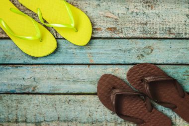 Çok renkli kauçuk parmak arası terlik birkaç çift sergilenen bir