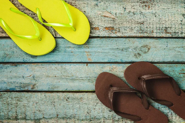 Çok renkli kauçuk parmak arası terlik birkaç çift sergilenen bir