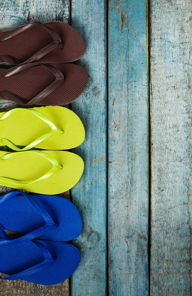 Çok renkli kauçuk parmak arası terlik birkaç çift sergilenen bir