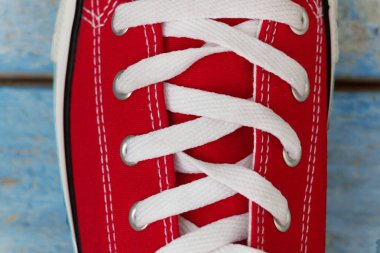 Bağlama üzerinde bir retro spor ayakkabı, yakın çekim, mavi ahşap arka plan üzerinde