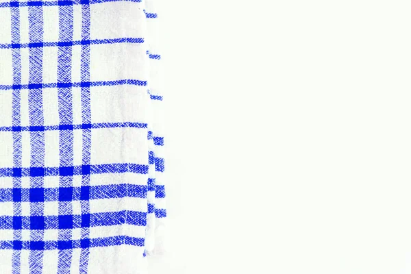 Синя тканина, кухонний рушник з картатим візерунком, на білому — стокове фото