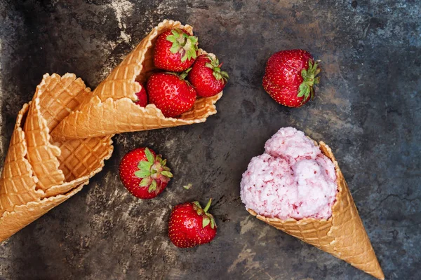 Cono de gofre con helado de fresa, cuchara para helado y f — Foto de Stock