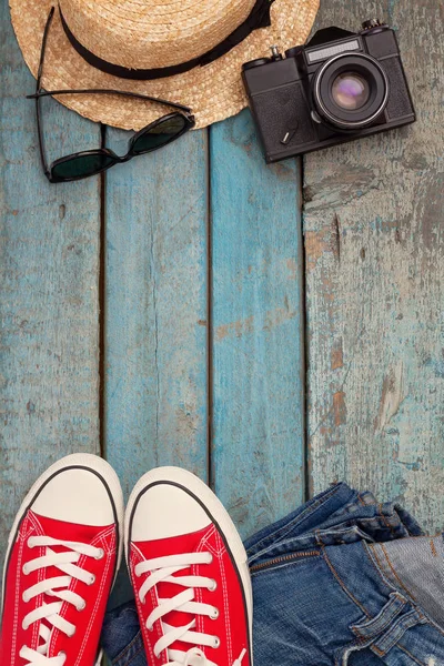 Bodegón de varios artículos para la recreación, ropa, sombrero, furtivamente — Foto de Stock