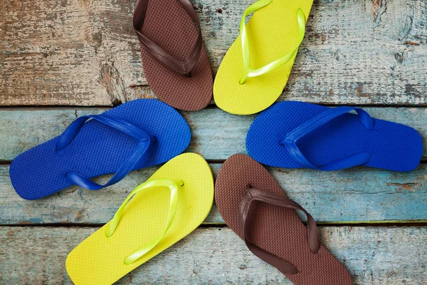 Stapel aus mehreren Paaren mehrfarbiger Gummi-Flip-Flops auf einem b — Stockfoto