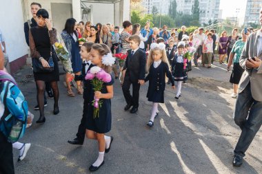 Ukraine.Kiev - 1 Eylül 2016. Birinci sınıf öğrencileri ve diğer studen