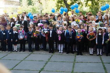 Ukraine.Kiev - 1 Eylül 2016. Birinci sınıf öğrencileri ve diğer studen