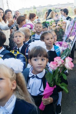 Ukraine.Kiev - 1 Eylül 2016. Birinci sınıf öğrencileri ve diğer studen
