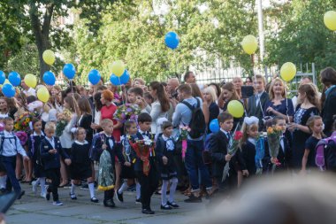 Ukraine.Kiev - 1 Eylül 2016. Birinci sınıf öğrencileri ve diğer studen