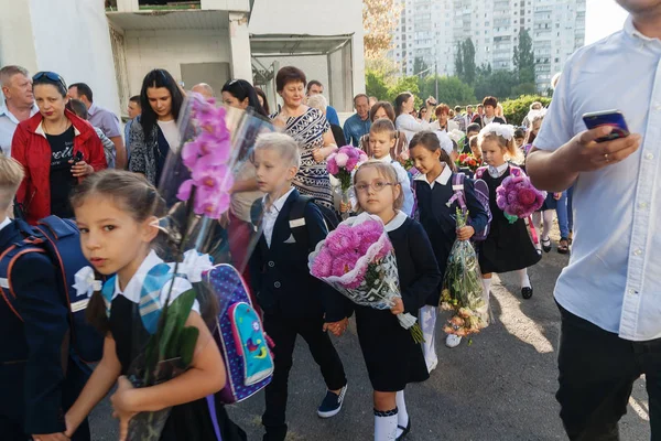 Ukraine.Kiev - 1 września 2016 r. Pierwszy równiarki i innych studen — Zdjęcie stockowe