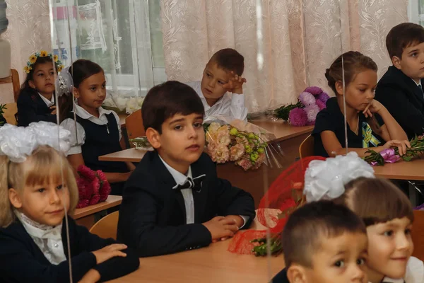 Ucraniana.Kiev - 1 de setembro de 2016. Os alunos da primeira classe sentam-se no seu cla — Fotografia de Stock
