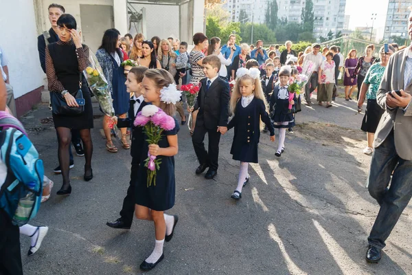 Ukraine.Kiev - 1 Eylül 2016. Birinci sınıf öğrencileri ve diğer studen