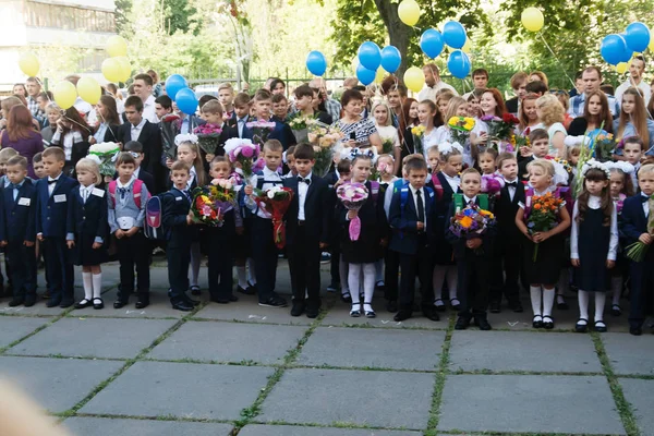 Ucrania.Kiev - 1 de septiembre de 2016. Estudiantes de primer grado y otros estudiantes — Foto de Stock