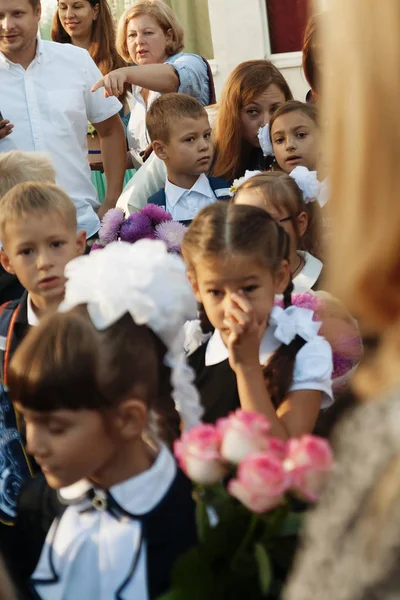 Ukraine.Kiev - 1er septembre 2016. Élèves de première année et autres élèves — Photo