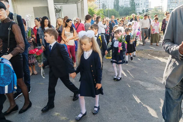 Ukraine.Kiev - 1 Eylül 2016. Birinci sınıf öğrencileri ve diğer studen