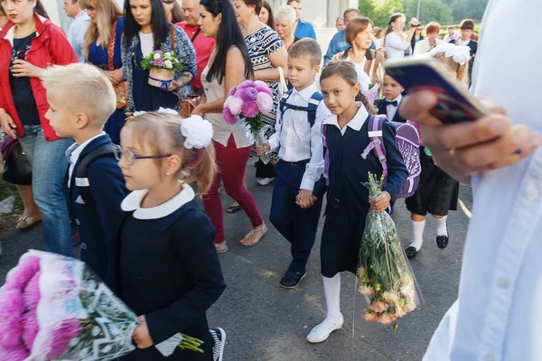 Ukraine.Kiev - 1 Eylül 2016. Birinci sınıf öğrencileri ve diğer studen