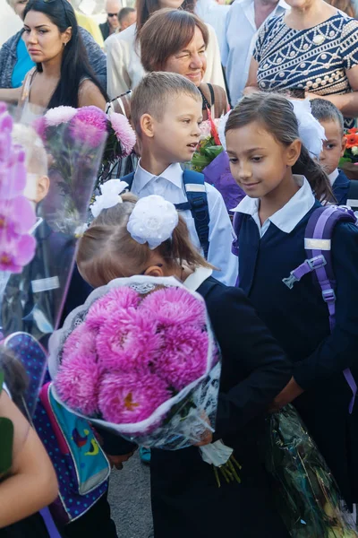 Ukraine.Kiev - 1 Eylül 2016. Birinci sınıf öğrencileri ve diğer studen