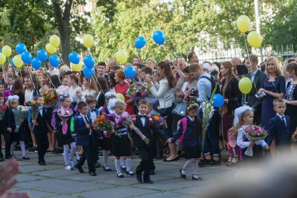 Ukraine.Kiev - 1 Eylül 2016. Birinci sınıf öğrencileri ve diğer studen