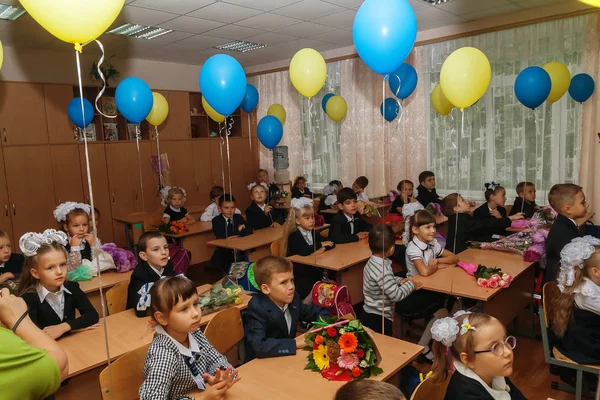 Ucrania.Kiev - 1 de septiembre de 2016. Los estudiantes de primer grado se sientan en su cla —  Fotos de Stock