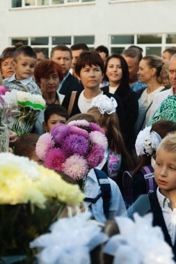 Ukraine.Kiev - 1 Eylül 2016. Birinci sınıf öğrencileri ve diğer studen