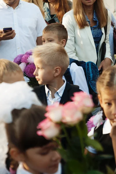 Ukraine.Kiev - 1 Eylül 2016. Birinci sınıf öğrencileri ve diğer studen