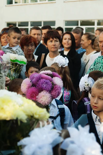 Ukraine.Kiev - 1 Eylül 2016. Birinci sınıf öğrencileri ve diğer studen