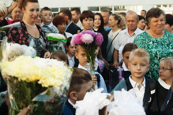 Ukraine.Kiev - September 1, 2016. First-graders and other studen — Stock Photo, Image