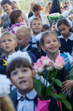 Ukraine.Kiev - 1 Eylül 2016. Birinci sınıf öğrencileri ve diğer studen