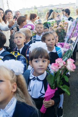Ukraine.Kiev - 1 Eylül 2016. Birinci sınıf öğrencileri ve diğer studen